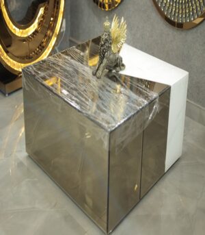 Sleek & Luxurious: The Perfect Mirrored Accent Table